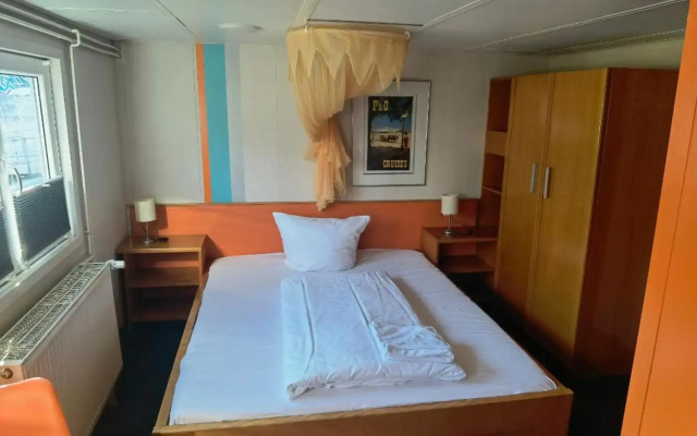 Eastern & Western Comfort Hostelboat