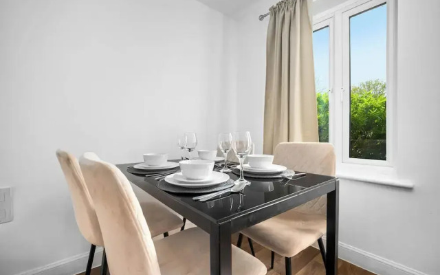 Spacious 4-bed House in Leicester/free Parking