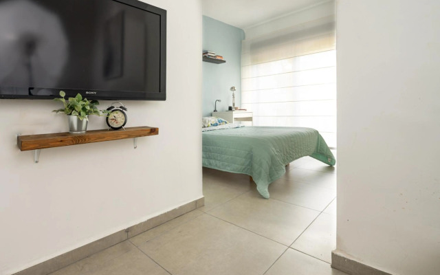 New Stylish 2-BR Apartment with Private Balcony