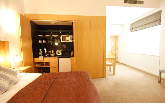 OYO The Cleveland Hotel