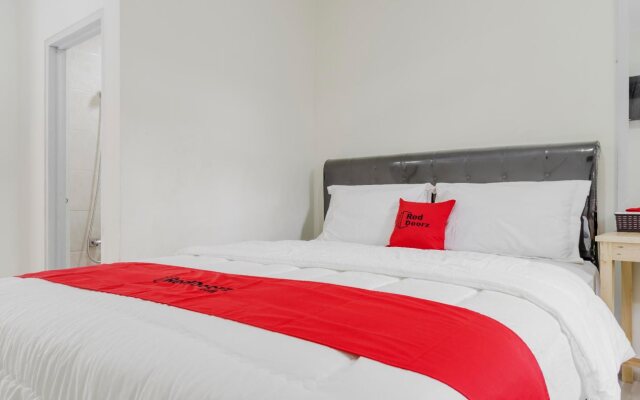 RedDoorz Plus near UPN Veteran Jakarta