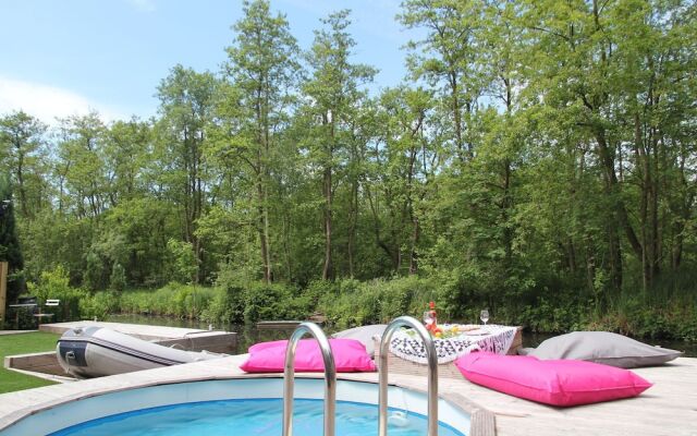 Cosy Holiday Home In Loosdrecht With Pool