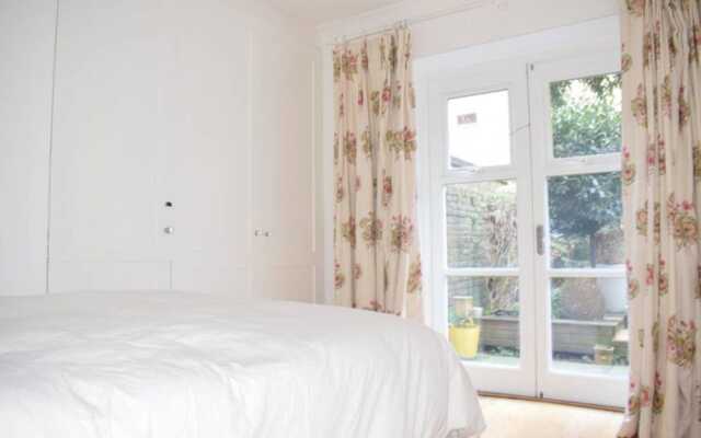 Shepherd&#39;s Bush 2 Bedroom Flat With Garden