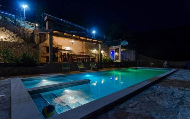 Villa Falcon Rook