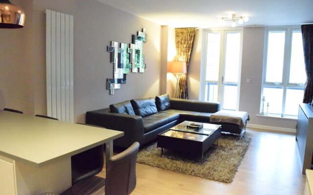 Modern 1 Bedroom Apartment With Balcony