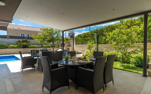 Luxury Villa Lucas with heated pool, whirlpool, sauna, 14 pax