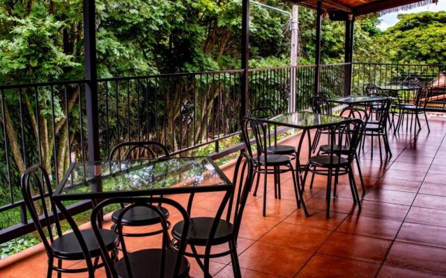 Melrost Airport Bed & Breakfast