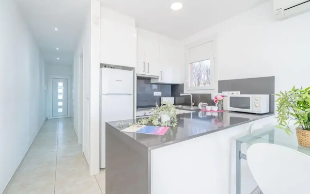 Stylish Beachfront Apartment in Ampuriabrava