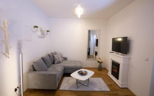 Next to City Center and Central Station, Apt. 10