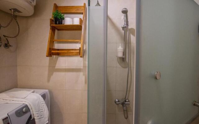 The Terminal 2 Stay - Steps From Nightlife and Airport