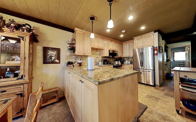 Spacious 2 Bedroom Condo Great For Friends and Families! Free Village Gondola Ride! by RedAwning