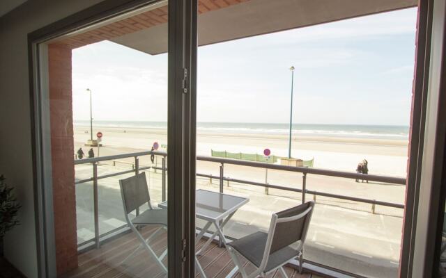 Modern beachside apartment in Bray-Dunes close to De Panne