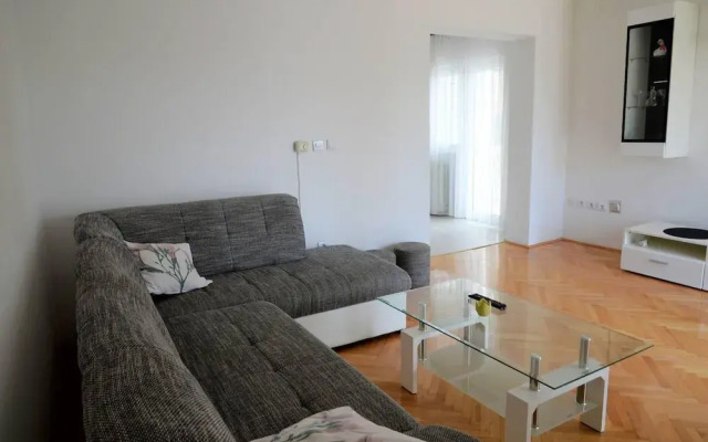 Remarkable 2-bed Apartment in Okrug Gornji