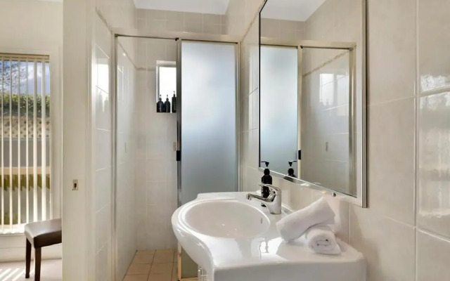 Spacious 2 Bed, 2 Bath Villa, CBD Location