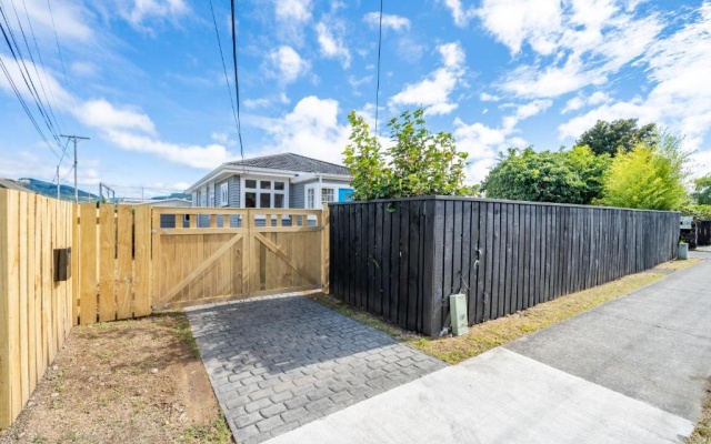 Ivy Cottage - Stylish, Spacious & Near Amenities – Outside – Upper Hutt