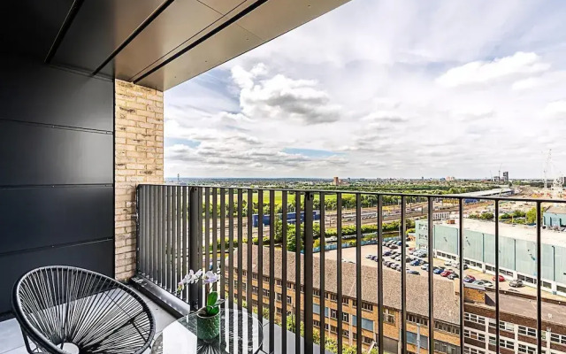 Sky-High Studio with Stunning Views