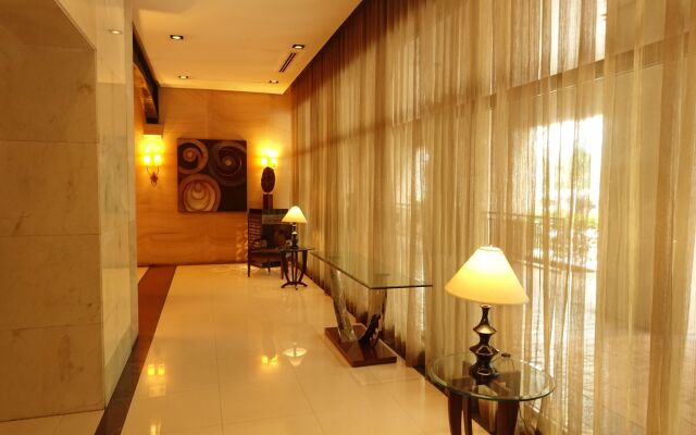 Luxury Condo at Forbeswood Parklane