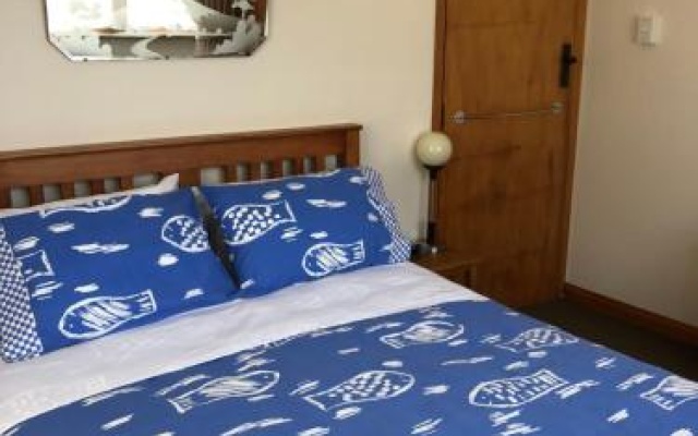 Art Deco Apartment #10 sea views, centre of town. – Guest Rooms – Picton