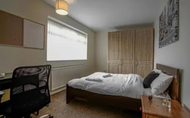 Spacious, quiet dwelling for up to 6, Manchester