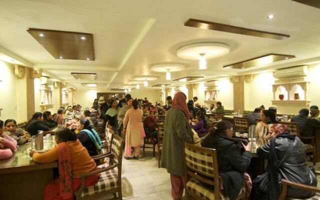 Oyo 24557 Amba Inn