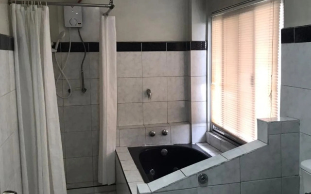 OYO 742 Blythe 888 De Jardin Transient House