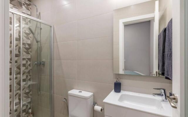 Flaring New Apartment next to Gran Via by Batuecas