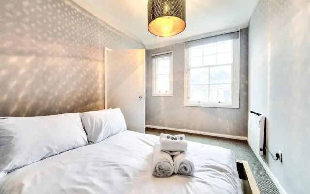 Old Town Edinburgh Apartment: Heart of the Action