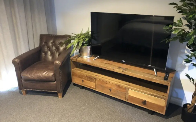 Timber Door Luxury Accommodation Geelong