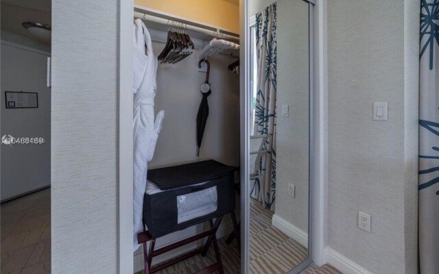 Fabulous Waterfront 2BR 2BA Trump Tower Apartment 6 Guests