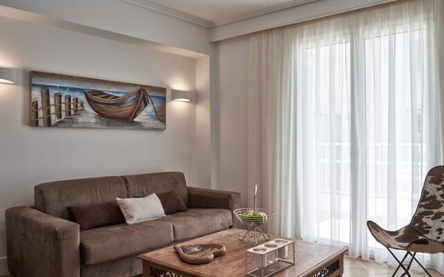 Marvelous n Bright Apartment next to Megaro Mousikis