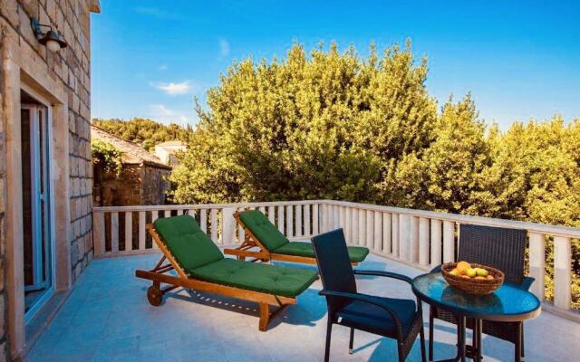 Beautiful 4-bed Villa for up to 10 Guests