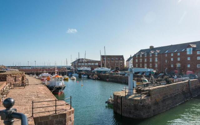 Bright 2 bed apartment North Berwick High Street