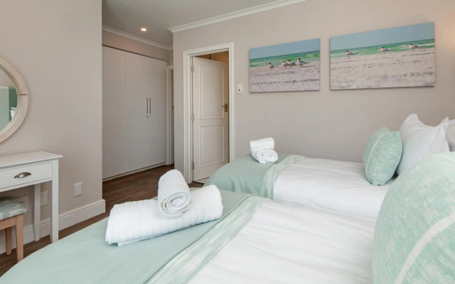 The Sun,Whales and Waves seafront apartment