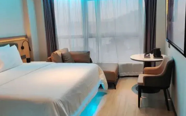Zijing Jiahong Hotel (Zhaoqing Railway Station Xinghu Scenic Area)