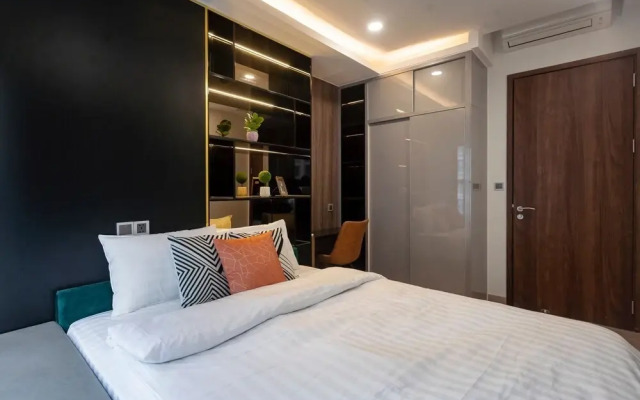 Midtown The Peak Apartment by VnHouse