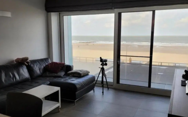 Studio 105 op zeedijk met frontaal zeezicht 1ste verdiep