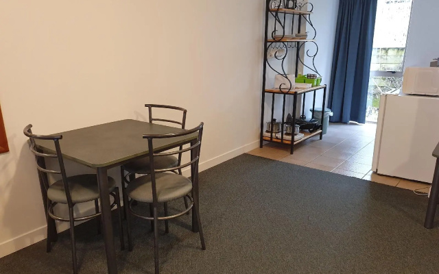 Lake Point Motel – Guest Rooms – Hamilton