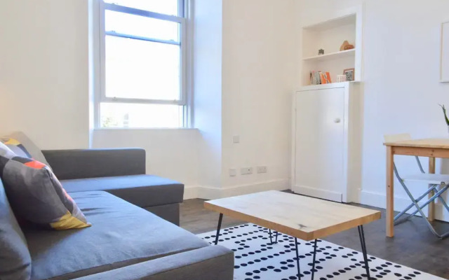 Bright Flat Near City Centre