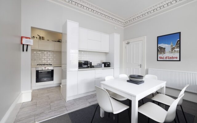 JOIVY 4-Bed Stylish Flat In Edinburgh City Centre
