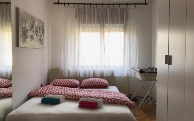 Slatka sobica za dvoje sa upotrebom zajednicke kuhinje i kupaonice