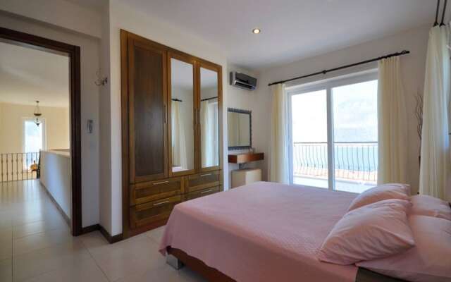 Villa Utku by Akdenizvillam