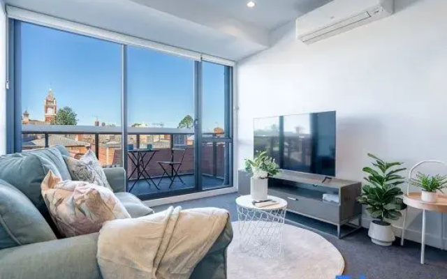 Modern 2BR Apartment with Smart TV and Views