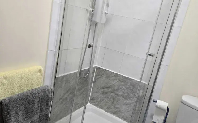 Charming Wolverhampton Apartment With Private Entrance