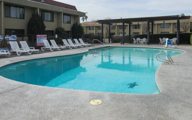 Rodeway Inn & Suites