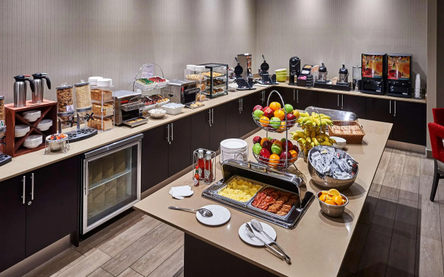 DoubleTree by Hilton Windsor Hotel & Suites