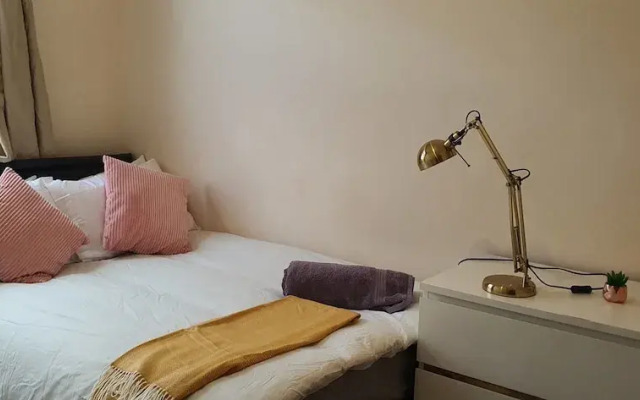Room in Guest Room - Nice Large Room in Coventry
