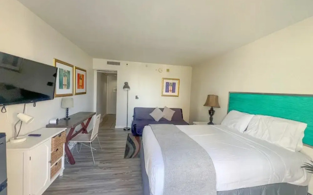 Homey Aqua Palms Studio Condo by RedAwning