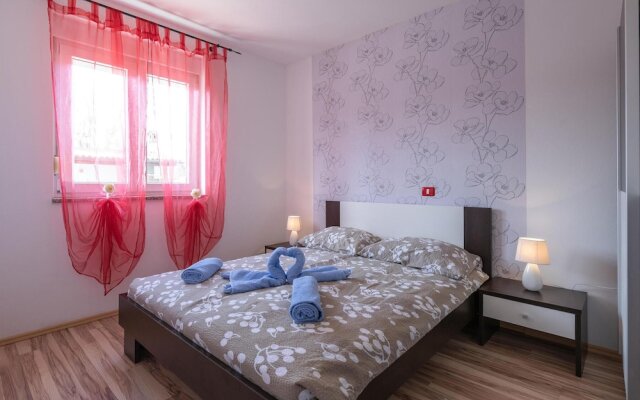 Amazing Home in Pula with Hot Tub, WiFi & 4 Bedrooms