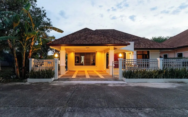 Poolside 3BR for Relaxed Stays V278