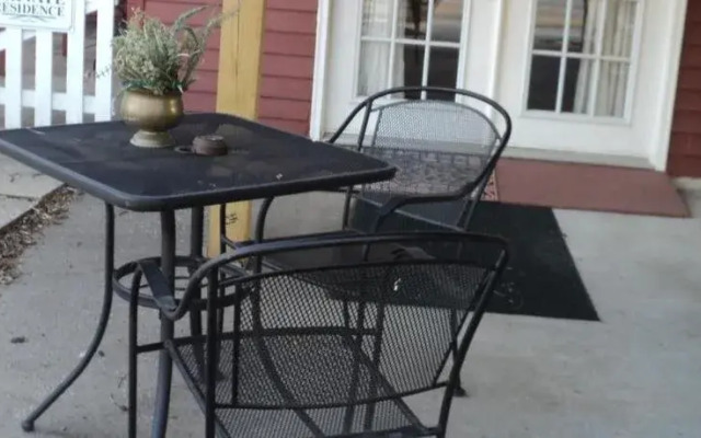 Harbor Haus Inn & Suites